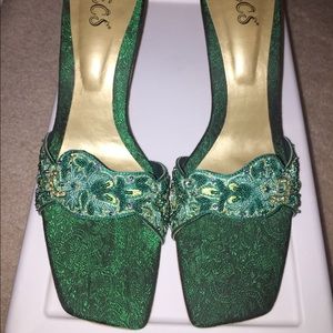 Fancy green heels 👠💚